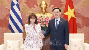 越南国会主席王廷惠会见希腊总统卡特里娜&#183;萨克拉罗普卢