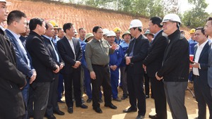 范明正总理视察宣光——富寿高速公路项目，走访慰问参建人员和搬迁安置群众