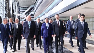 政府总理范明正到访土耳其航空航天工业公司