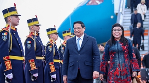 越南政府总理范明正抵达首都布加勒斯特 开始对罗马尼亚进行正式访问