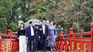 越南政府总理范明正、老挝政府总理宋赛&#183;西潘敦及两位夫人参观河内还剑湖和玉山祠