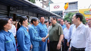 政府总理走访并向工人、公安及军队人员赠送礼物
