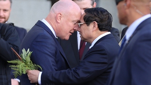 新西兰总理举行隆重仪式，欢迎范明正总理访问新西兰