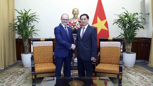 越南外交部长裴青山会见西班牙外交部国务秘书马丁内斯•贝利奥