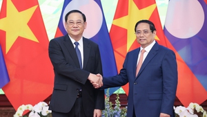 越南政府总理范明正会见老挝总理宋赛•西潘敦