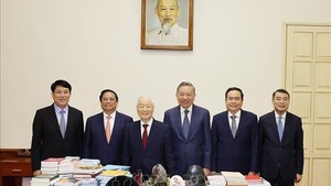 越共中央提名苏林同志为国家主席职务人选和陈青敏同志为国会主席职务人选