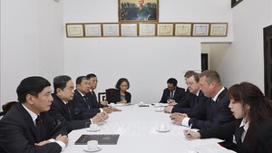 越南国会主席陈青敏会见白俄罗斯国民议会共和国院副主席