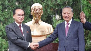 越共中央总书记苏林在朝鲜出席胡志明主席塑像落成仪式
