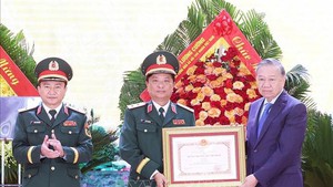 越共中央总书记苏林出席第四军区武装力量传统日80周年纪念活动