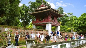 河内旅游业加速接待年底的大量游客