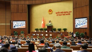 第十五届国会第十次会议隆重开幕