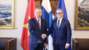 越共中央总书记苏林会见芬兰总理彼得里&#183;奥尔波