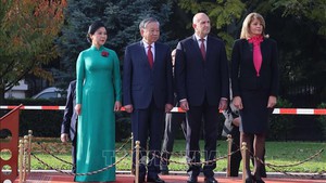 保加利亚总统主持仪式，欢迎苏林总书记对保加利亚进行正式访问