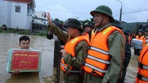 陈鸿河副总理慰问遭遇暴雨洪涝陷入孤立岘港若干区域的民众