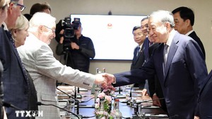 越共中央总书记苏林会见英国共产党总书记