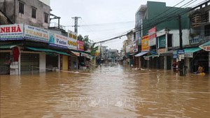 越南中部地区洪灾：约90个乡镇被淹，多条道路被阻