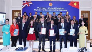 越共中央总书记苏林出席越南与英国合作协议签署仪式