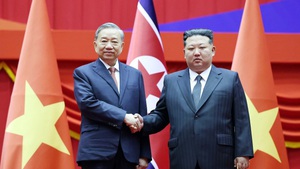 朝鲜劳动党总书记、国务委员长金正恩隆重举行仪式，欢迎越共中央总书记苏林对朝鲜进行国事访问