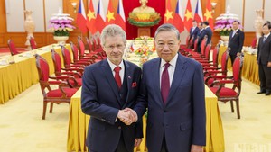 越共中央总书记苏林会见捷克参议院主席米洛什&#183;维斯特奇尔