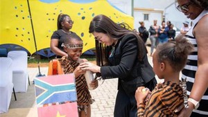 越南政府总理夫人走访南非查卡尼地区并赠送慰问品