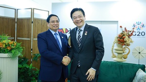 越南政府总理范明政会见新加坡总理黄循财