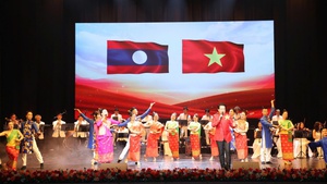 越南国家主席梁强出席老挝人民民主共和国国庆50周年纪念典礼