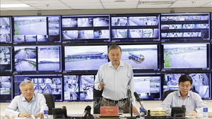 苏林总书记赴顺化市慰问洪灾民众并发放援助物资