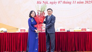 裴氏明怀同志当选第十届越南祖国阵线中央委员会主席