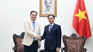 裴青山副总理会见老挝彭萨塔维集团副董事长