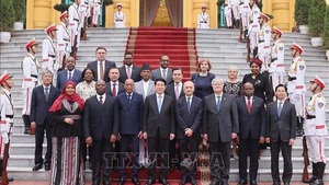 越南国家主席梁强会见前来提交国书的各国驻越大使