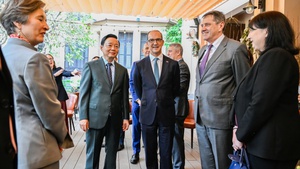 陈鸿河副总理会见欧各国驻越南大使、代办