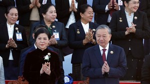 越共中央总书记苏林与夫人出席老挝建国50周年庆典