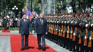 老挝人革党中央总书记、国家主席通伦以最高礼遇欢迎越共中央总书记苏林访老