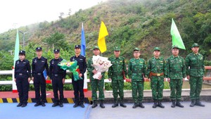 越南莱州省边防部队与中国云南省红河边境管理支队进行边境联合巡逻