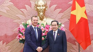 陈青敏主席会见俄罗斯联邦委员会第一副主席安德烈.亚茨金