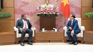 越南国会副主席陈光方会见各国议会联盟秘书长马丁˙纯贡