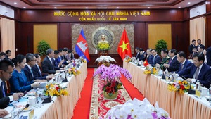 范明政总理与柬埔寨首相洪玛奈举行会谈