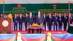 范明政总理与柬埔寨首相开通新国际口岸