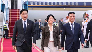 新加坡总理抵达河内，开始对越南进行正式访问