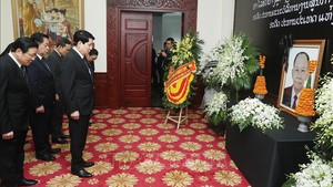 越南党、国家领导前往老挝驻越南大使馆吊唁老挝党和国家前主席坎代&#183;西潘敦