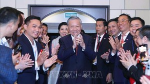 苏林总书记会见越南驻俄罗斯大使馆工作人员和旅俄越侨