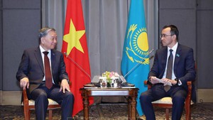 越共中央总书记苏林会见哈萨克斯坦上院议长