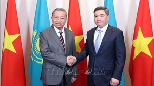 越共中央总书记苏林会见哈萨克斯坦总理奥扎斯&#183;别克捷诺夫