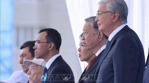 越共中央总书记苏林出席哈萨克斯坦纪念反法西斯卫国战争胜利80周年阅兵式