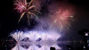 2025年岘港国际烟花节开幕式展现多彩文化魅力