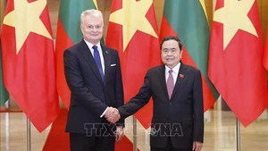 越南国会主席陈青敏会见立陶宛总统瑙塞达