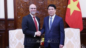 越南国家主席梁强会见加拿大和伊朗驻越大使