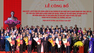 苏林总书记出席胡志明市行政划区与合并决议公布仪式