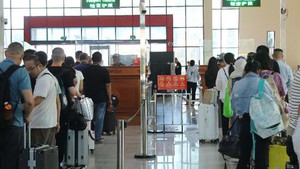 谅山省友谊国际口岸客流攀升