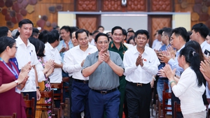 越南政府总理范明正与芹苴市选民举行见面会
